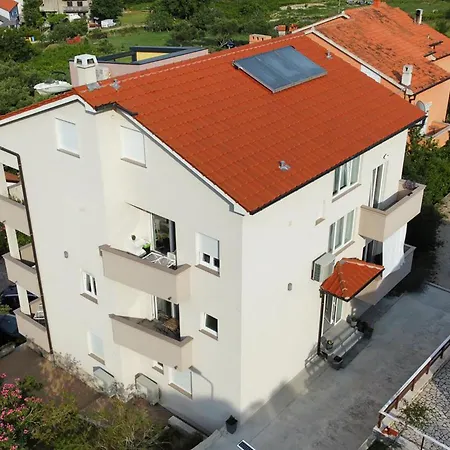 Lovely In Rab With Wifi Apartment *
